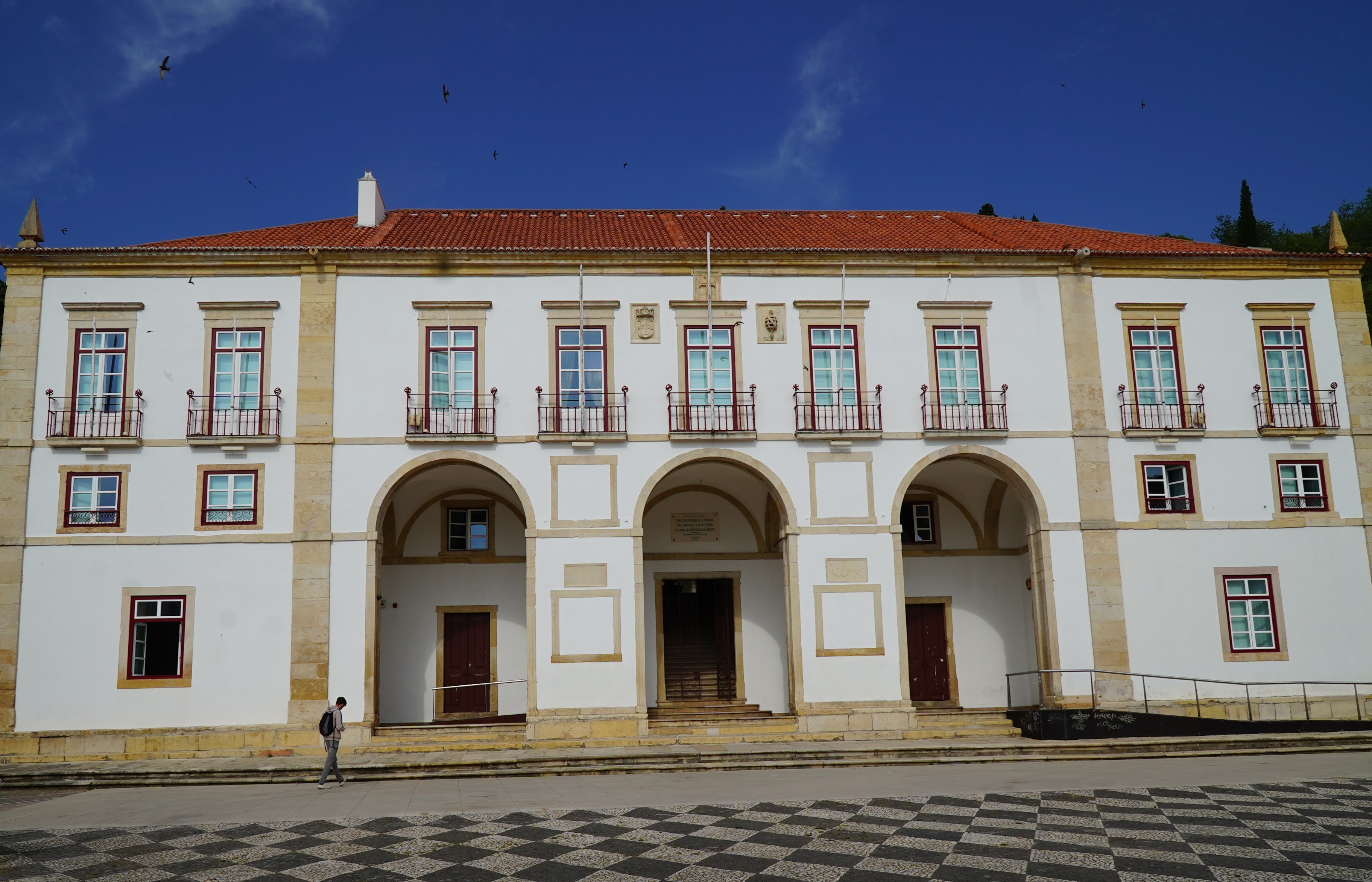 Hasta pública para alienação de bens móveis 